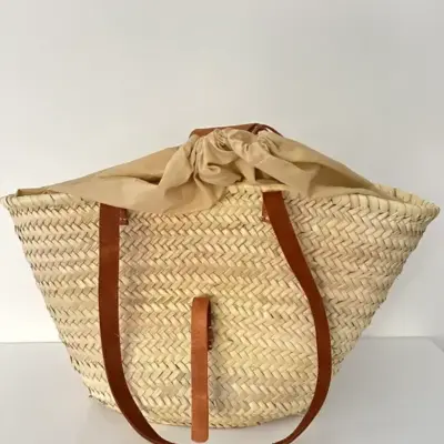 7aa59e70812b7311a0eec86a11a5d42855bd5bf7c570355115383be9a5489d6a-1.webp Palm Leaf and Leather Basket – Handwoven Moroccan Storage & Decor Tote