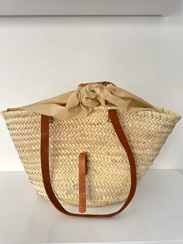 7aa59e70812b7311a0eec86a11a5d42855bd5bf7c570355115383be9a5489d6a-1.webp Palm Leaf and Leather Basket – Handwoven Moroccan Storage & Decor Tote