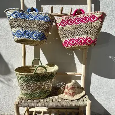 871daffe9a40157a55532ba7994d19860346841267d4fd6f7f98a430d840be2a-1.webp Embroidered Palm Fiber Basket – Handwoven Moroccan Tote with Wool Embroidery