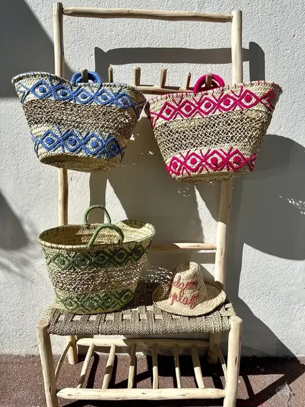 871daffe9a40157a55532ba7994d19860346841267d4fd6f7f98a430d840be2a-1.webp Embroidered Palm Fiber Basket – Handwoven Moroccan Tote with Wool Embroidery