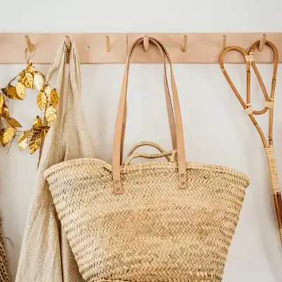 8c1d8bf3f9ef35c2c1ab361e9595a72cf97e89d388a7fcb9d50cb1090f38acf0-1.webp French Market Basket – Handwoven Palm Fiber Tote with Double Leather & Palm Straps