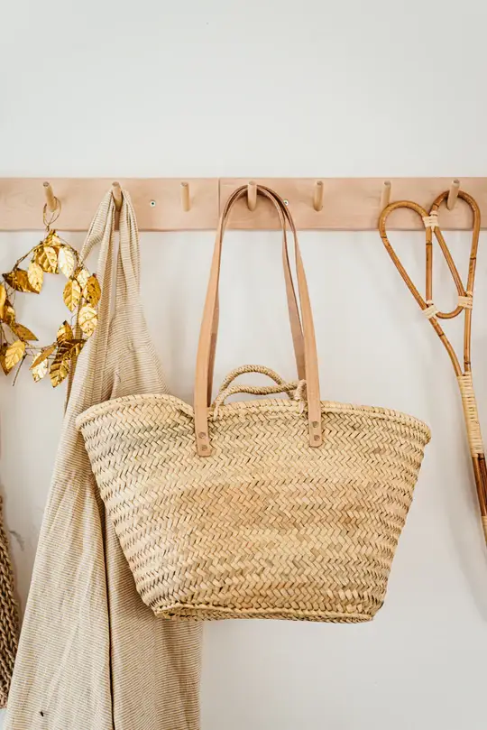 8c1d8bf3f9ef35c2c1ab361e9595a72cf97e89d388a7fcb9d50cb1090f38acf0-1.webp French Market Basket – Handwoven Palm Fiber Tote with Double Leather & Palm Straps