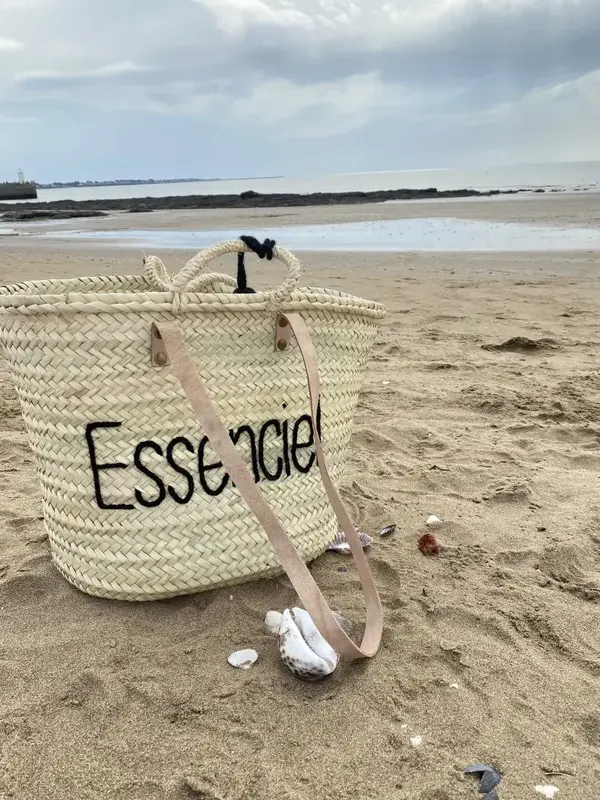8ee46cc1560f0bd1ccabc58c20384a65bc776d1ee8e0c2a73ffea0c2dfaf6b89-1.webp Handwoven Moroccan Shopping Basket – Palm Leaf Market & Beach Tote