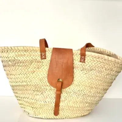 960d8b7d0e1c1d4fe1f4063f69bee9dabedc829ae3f509d2d3b0848aa4f7e31a-1.webp Palm Leaf Basket – Handwoven Moroccan Tote with Leather Accents