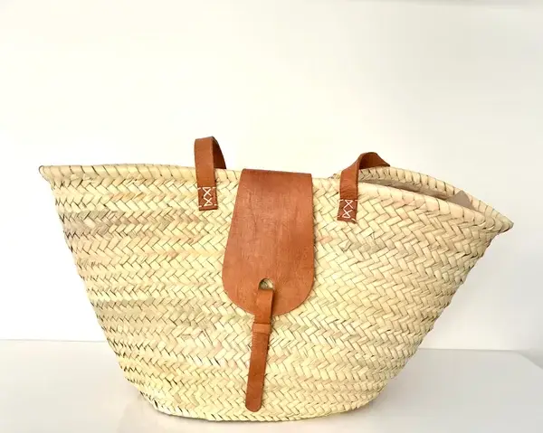 960d8b7d0e1c1d4fe1f4063f69bee9dabedc829ae3f509d2d3b0848aa4f7e31a-1.webp Palm Leaf Basket – Handwoven Moroccan Tote with Leather Accents