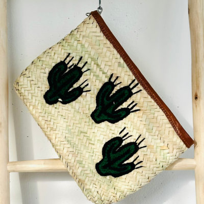 968baa553eafa3b89bf24773c6801be298f39ac067e27fa9ae1e34143796c7fd-2.webp Handwoven Straw Pouch – Boho Chic Clutch for Everyday Essentials