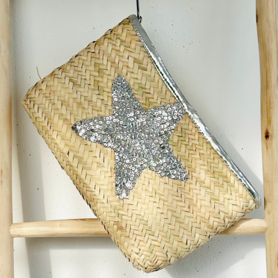 ac12c01d8936ddba17d98a004214cfaef8a2c2c1b11ad5ef2d9be9a7cbf42185-2.webp Handwoven Straw Pouch – Boho Chic Clutch for Everyday Essentials