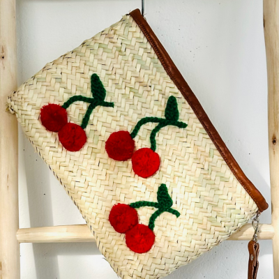 ad8624d9d93c3a90a4f3da6cf4360c8c8a8a55f84baa7134b7af56b35e685291-2.webp Handwoven Straw Pouch – Boho Chic Clutch for Everyday Essentials