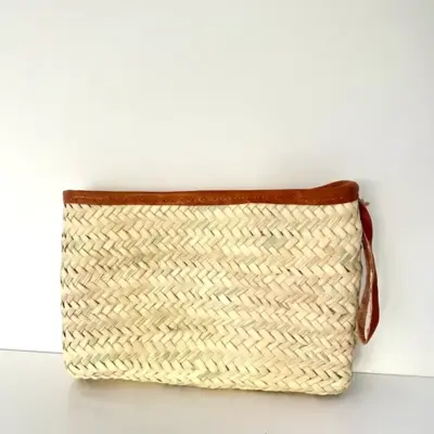 b199d643869acedcd970a0b8ba93c19cc774c31eb571824ddd4e5947e486a9b1-1.webp Handwoven Doum Palm & Leather Clutch – 28×20 cm | Moroccan Artisan Pouch