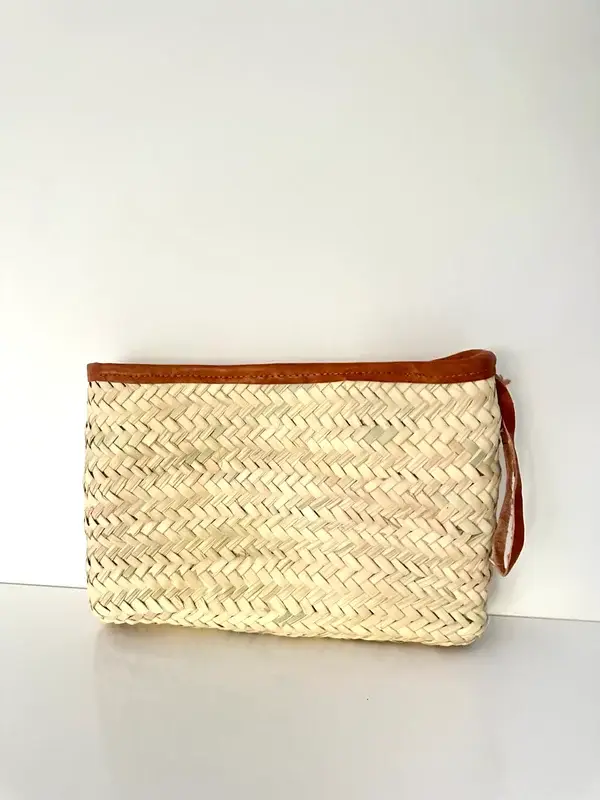 b199d643869acedcd970a0b8ba93c19cc774c31eb571824ddd4e5947e486a9b1-1.webp Handwoven Doum Palm & Leather Clutch – 28×20 cm | Moroccan Artisan Pouch