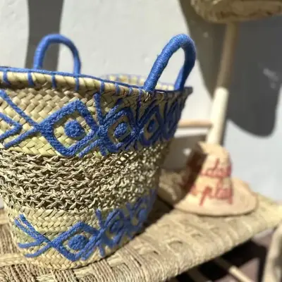 b74dd76134b67f4345dec2ac68ad71a6252582d25747b3cf1517c63dd5e64fa1-2.webp Embroidered Palm Fiber Basket – Handwoven Moroccan Tote with Wool Embroidery