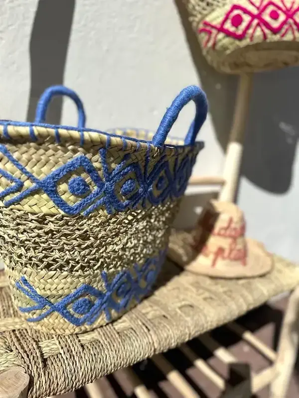 b74dd76134b67f4345dec2ac68ad71a6252582d25747b3cf1517c63dd5e64fa1-2.webp Embroidered Palm Fiber Basket – Handwoven Moroccan Tote with Wool Embroidery
