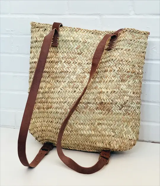 b75429adb8f31f40becfe8bb77ba55fae905ab2040d8dc249cfe533919f92f63-1.webp Wicker Picnic Basket – Handwoven Moroccan Basket for Outdoor Adventures & Storage