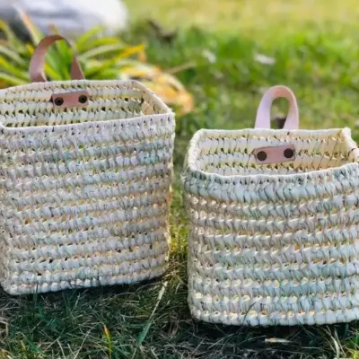 b8025ab789d4f37f7c67b93eab991f5ab5829e9af61ce2e350b8d9c7f4b9248a-1.webp Duo of Woven Palm Fiber Baskets | Handmade Moroccan Wall Storage