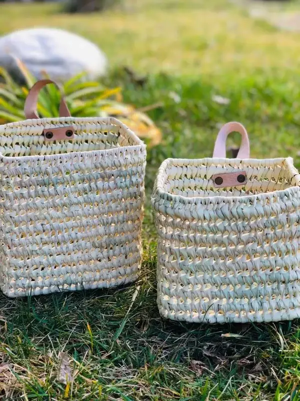 b8025ab789d4f37f7c67b93eab991f5ab5829e9af61ce2e350b8d9c7f4b9248a-1.webp Duo of Woven Palm Fiber Baskets | Handmade Moroccan Wall Storage