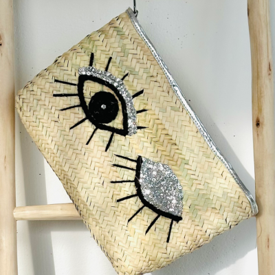 c062cf50ca888caae3e757f4bfaf8c786fee1fa8fc88d072f3a85968e88568cb-2.webp Handwoven Straw Pouch – Boho Chic Clutch for Everyday Essentials