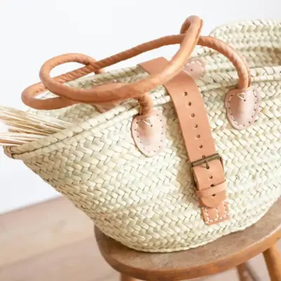 c2bbbe704bf833b6617fe63ed96eced49b0f3402665a0715b01a7b2e7a4a4fb0-1.webp French Style Basket Tote Bag with Buckle – Handwoven Palm Leaf & Leather Handles