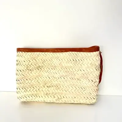 c44abb32b54d94335678ed28d54ac2bbcffbc266808306000fae004b8562c4d6-1.webp Handwoven Doum Palm & Leather Clutch – 28×20 cm | Moroccan Artisan Pouch