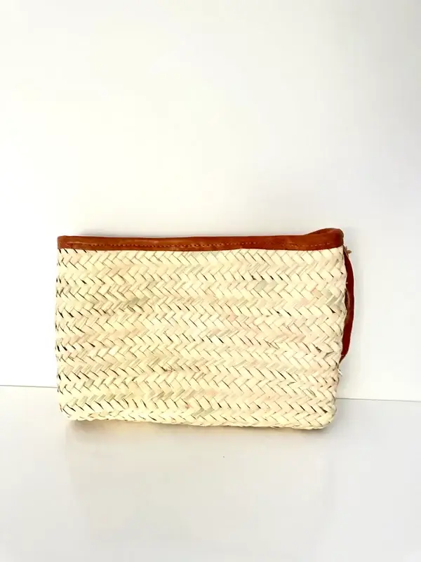 c44abb32b54d94335678ed28d54ac2bbcffbc266808306000fae004b8562c4d6-1.webp Handwoven Doum Palm & Leather Clutch – 28×20 cm | Moroccan Artisan Pouch
