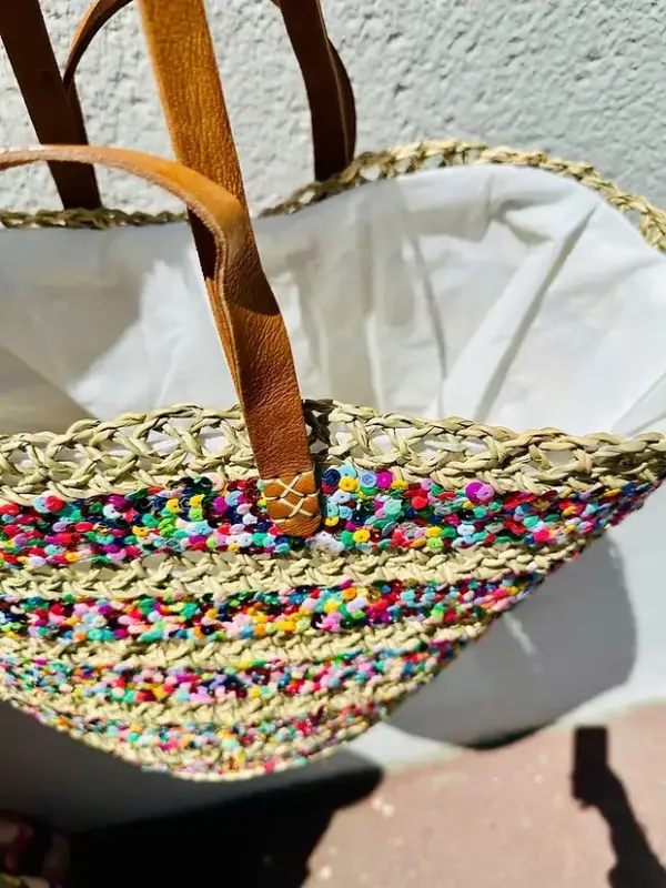 c48affbeae6c175189d232920067ec76241101b4e7cee3e91f955bb53f0a2d74-1.webp Sequin Basket – Handwoven Doum Palm Fiber Tote with Leather Handles & Drawstring Closure