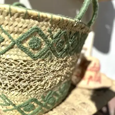 c53ecb917c3be1d5b8c7ec72add0216eb0aa0fe8af747cd38179e368a10063e4-2.webp Embroidered Palm Fiber Basket – Handwoven Moroccan Tote with Wool Embroidery