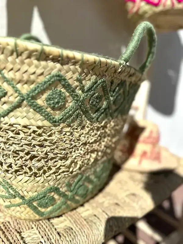 c53ecb917c3be1d5b8c7ec72add0216eb0aa0fe8af747cd38179e368a10063e4-2.webp Embroidered Palm Fiber Basket – Handwoven Moroccan Tote with Wool Embroidery