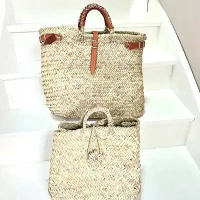 cb6d17827db69ce94e0b80f2ad45537ce6ca85d88e04e4f97ed4d53e5321199f-1.webp Handwoven Palm Leaf Handbag – Moroccan Artisan Tote for Everyday Use