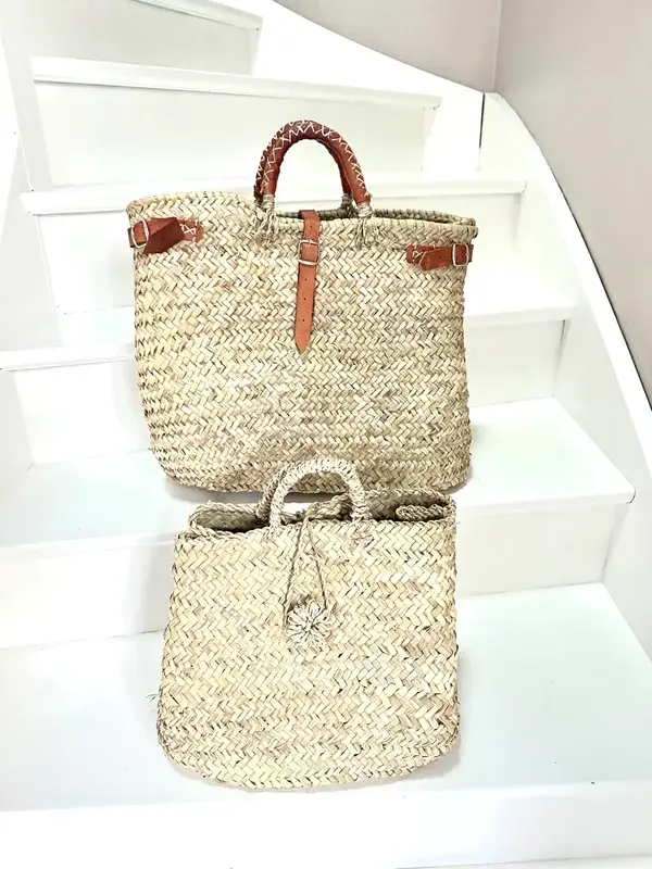cb6d17827db69ce94e0b80f2ad45537ce6ca85d88e04e4f97ed4d53e5321199f-1.webp Handwoven Palm Leaf Handbag – Moroccan Artisan Tote for Everyday Use