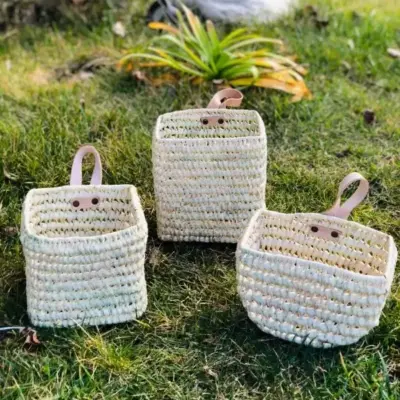 cdcd58169db912ef9d7af683a7b4550c1442ee915e62cfe7a4045ac6c1e2e96b-1.webp Duo of Woven Palm Fiber Baskets | Handmade Moroccan Wall Storage