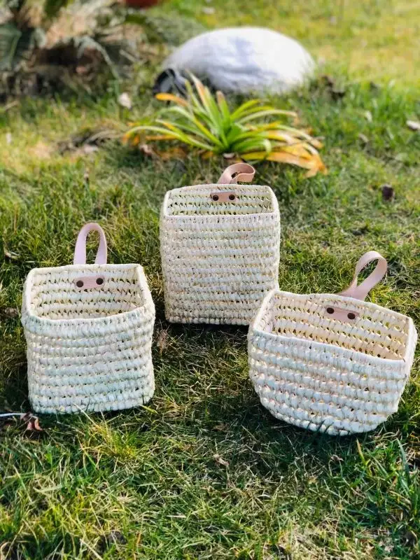 cdcd58169db912ef9d7af683a7b4550c1442ee915e62cfe7a4045ac6c1e2e96b-1.webp Duo of Woven Palm Fiber Baskets | Handmade Moroccan Wall Storage