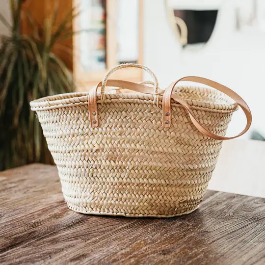 ce6be2d1d153f0974854eb352226968a159ddf36290d2fa10a1e7ba63965e082-1.webp French Market Basket – Handwoven Palm Fiber Tote with Double Leather & Palm Straps