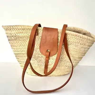 d2109c69e701689077f6846971d3d9e90fca40babfba44f6a47192a1f301233d-1.webp Palm Leaf Basket – Handwoven Moroccan Tote with Leather Accents