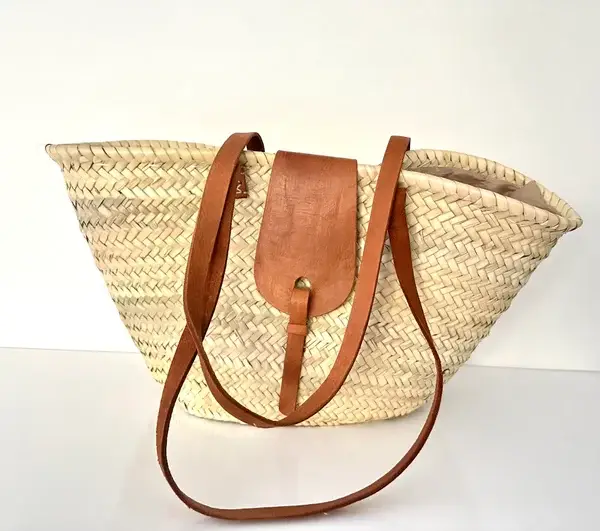d2109c69e701689077f6846971d3d9e90fca40babfba44f6a47192a1f301233d-1.webp Palm Leaf Basket – Handwoven Moroccan Tote with Leather Accents