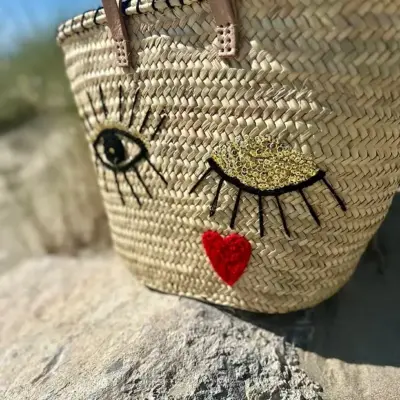 d25df509e10d591ff33409699ed27f91f73b88b8f35b86faa63769113cf5d9b4-1.webp Wink Basket – Handwoven Palm Fiber Tote with Wool & Sequin Embroidery