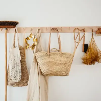d30baa0fb3b08a3056e89c720ec493b9de34a5e7f5f09f2aefef952fbeac373a-1.webp French Market Basket – Handwoven Palm Fiber Tote with Double Leather & Palm Straps