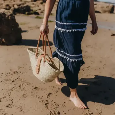 da07590ce5c51f1d598ba5a9f8cee867fe5b638ac27b366775391f77b5c27377-1.webp French Style Basket Tote Bag with Buckle – Handwoven Palm Leaf & Leather Handles