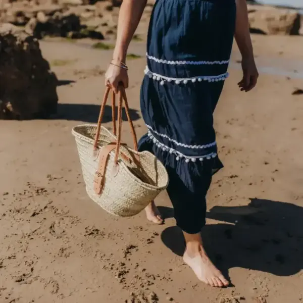 da07590ce5c51f1d598ba5a9f8cee867fe5b638ac27b366775391f77b5c27377-1.webp French Style Basket Tote Bag with Buckle – Handwoven Palm Leaf & Leather Handles