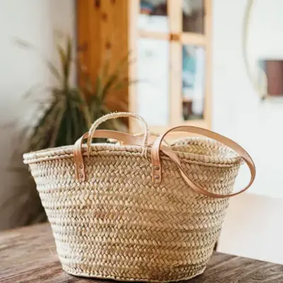 db2e3b2624a9c98042c1a8c38d47077706a2c4546816b888a964151813a29a73-1.webp French Market Basket – Handwoven Palm Fiber Tote with Double Leather & Palm Straps
