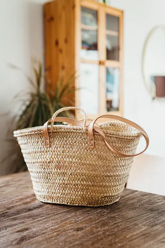 db2e3b2624a9c98042c1a8c38d47077706a2c4546816b888a964151813a29a73-1.webp French Market Basket – Handwoven Palm Fiber Tote with Double Leather & Palm Straps