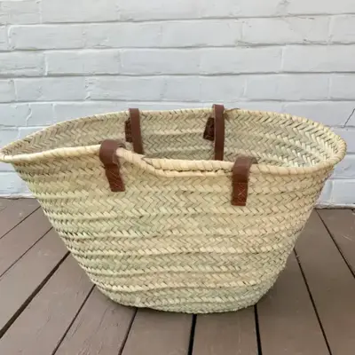dfebb40a266980c1827089b06304cdf33327757c2b8c6481aae8c0752fc640db-1.webp Handwoven Wicker Basket with Long Handles – Versatile Tote & Storage