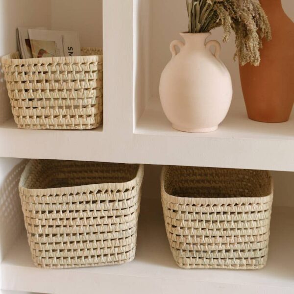 e0942d1a882ce6b88068d7c3496285db015bc001dfe9f561b1203c9a493c44e8-1-2.jpeg Handwoven Palm Leaf Storage Box – 3 Sizes | Eco-Friendly Moroccan Organizer