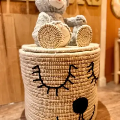 e17c7256869ec9e9ff9a40625cadf9f40683fe418b2be2af5ecd1610fa34c33a-1.webp Bear Basket – Handwoven Moroccan Storage with Adorable Bear Ears