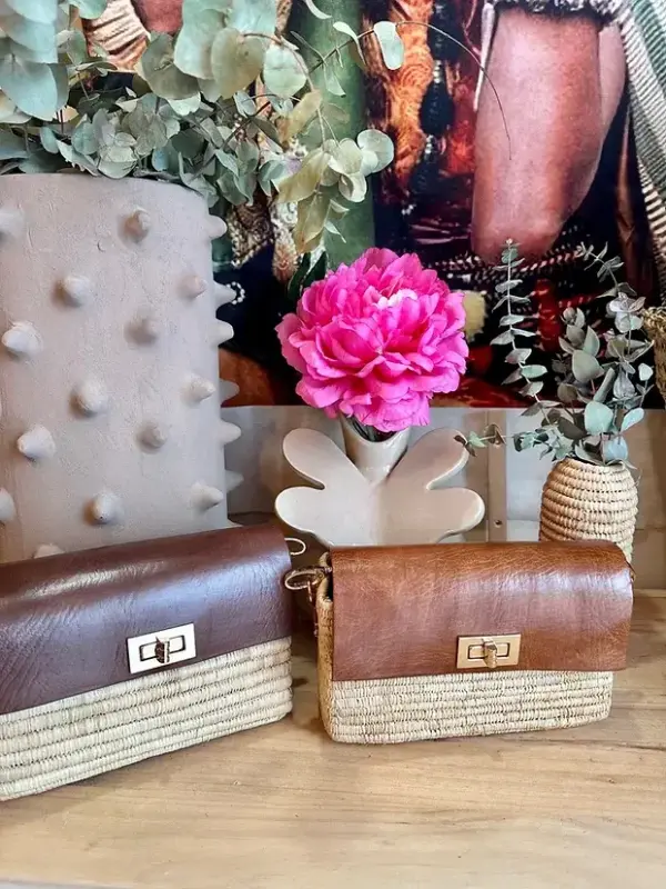 edb586f9b4559a51d314dbaea3f7249666f1c7d776c0d0a9f8426bf4347fb33b-1.webp Handmade Raffia & Leather Bag – Elegant Moroccan Handcrafted Purse