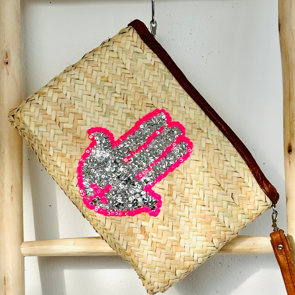eff46bdeb9fe34883c780912b11c38e6ae595cf78368624d33566f4acb4e5786-2.webp Handwoven Straw Pouch – Boho Chic Clutch for Everyday Essentials