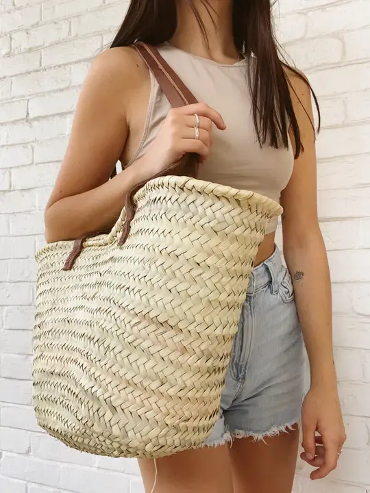 f407a236f7c6e1f86fedf718604bcb330bf4ffedac6492ed9b658a7aa47c6c06-1.webp Handwoven Wicker Basket with Long Handles – Versatile Tote & Storage