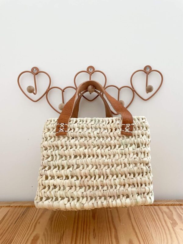 petit-panier-anse-en-cuir-1-1-1.jpg Small Handwoven Palm Leaf Basket with Leather Handles | 19x15x10 cm | Rectangular Storage Basket