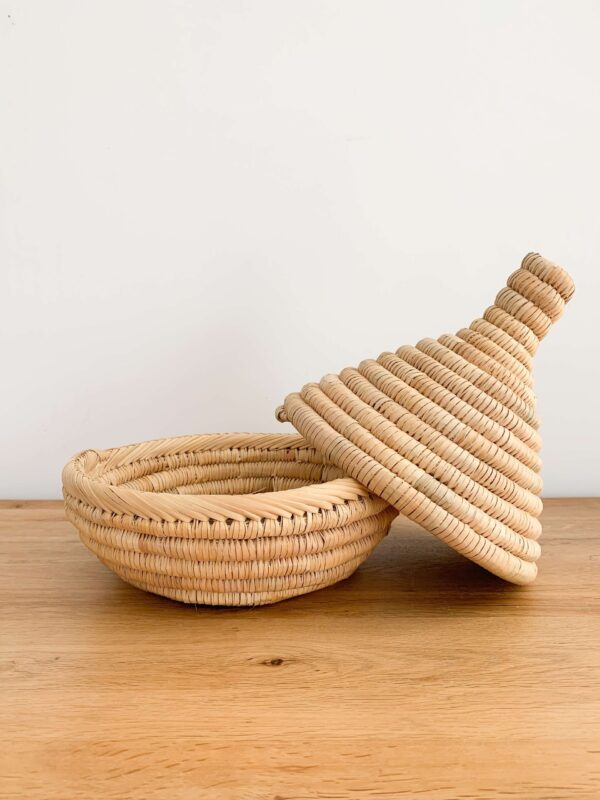 tajine-simple-scaled-2-1.jpg Wicker Tagine Basket – Handwoven Moroccan Decorative Cover (25x21 cm)